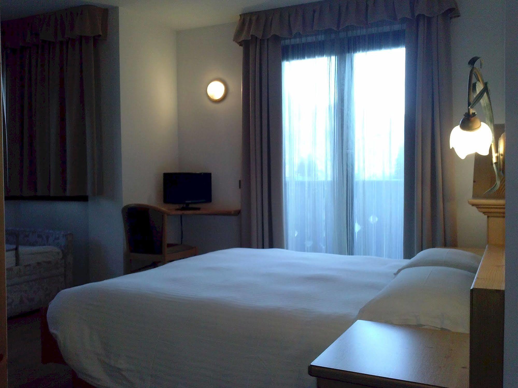 Hotel Villa Fosine Пинцоло Экстерьер фото